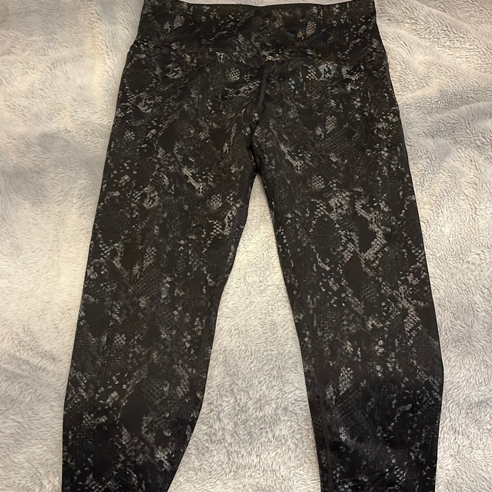 Never worn before snake like design leggings